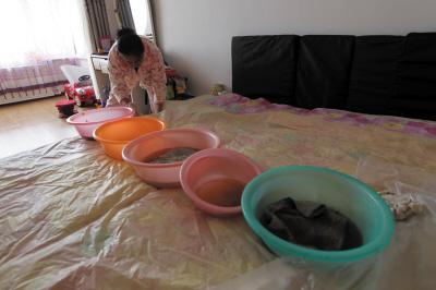 疏附楼上漏水，住户失联，小区没物管，业主维权难！律师来支招……